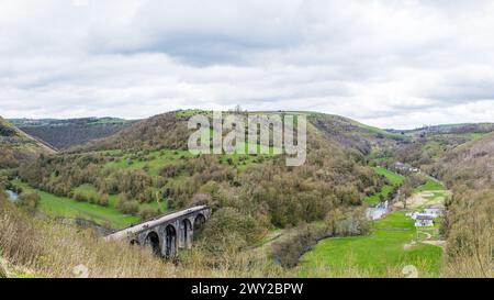 Ein Multi-Bild-Panorama der Monsal Head Bridge von der Straßenseite mit Blick auf den Monsal Trail und den Monsal Dale. Stockfoto