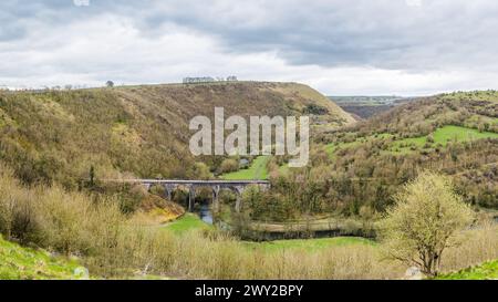 Ein Multi-Bild-Panorama der Monsal Head Bridge über dem River Wye in Derbyshire, dargestellt über dem Monsal Dale. Stockfoto