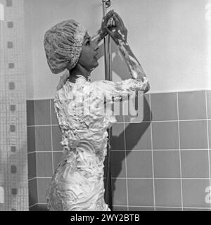Nachbarn sind zum Ärgern da, Spielfilm, Deutschland 1970, Regie: Peter Weck, Darstellerin: Corinna Genest, Szene in der Dusche Stockfoto