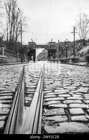 Straßenbahnlinien durch die Kopfsteinpflaster, die im April 2024 im National Tramway Museum in der Nähe von Matlock, Derbyshire, zu sehen waren. Stockfoto