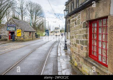 Altmodische Szene im National Tramway Museum in der Nähe von Matlock, Derbyshire im April 2024. Stockfoto