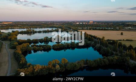 Sonnenuntergang über Teichen in Newark, Großbritannien Stockfoto