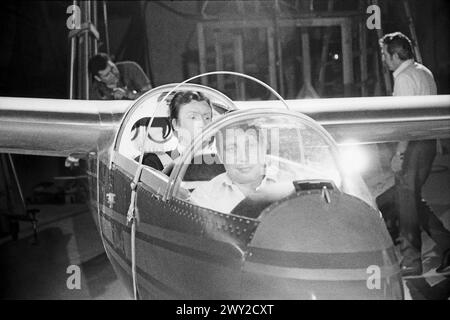 Hurra, die Schule brennt!, Spielfilm, Deutschland 1969, Regie: Werner Jacobs, Darsteller: Peter Alexander (hinten im Segelflugzeug) am Spielort in den Studios der Bavaria Film in München Stockfoto