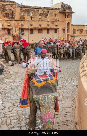 Elefanten, die Touristen auf das Amber Fort, Jaipur, Rajasthan, Indien Stockfoto