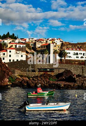 Bunte Boote im Hafen von Machico, Portugal, Europa Stockfoto