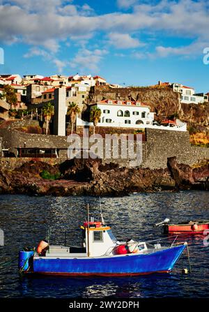 Bunte Boote im Hafen von Machico, Portugal, Europa Stockfoto