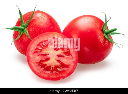 Frisch gewaschene rote Tomaten bedeckt mit Wassertropfen auf weißem Hintergrund. Stockfoto