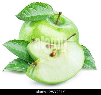 Grüner Apfel mit Blättern und grünen Apfelstücken auf weißem Hintergrund. Datei enthält Beschneidungspfad. Stockfoto