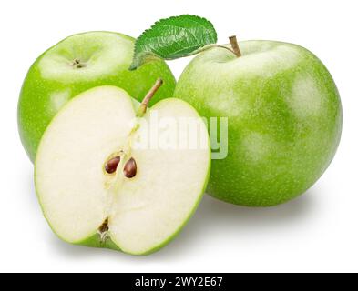 Zwei grüne Äpfel mit Blatt und die Hälfte grüner Apfel auf weißem Hintergrund. Datei enthält Beschneidungspfad. Stockfoto