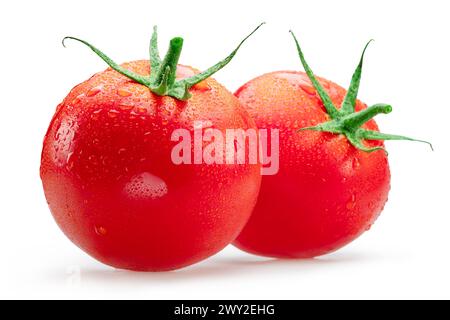 Frisch gewaschene rote Tomaten bedeckt mit Wassertropfen auf weißem Hintergrund. Beschneidungspfad. Stockfoto