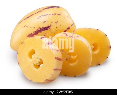 Pepino Melone oder pepino Dulce und in Scheiben geschnittene Früchte auf weißem Hintergrund. Beschneidungspfad. Stockfoto