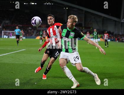 April 2024; Gtech Community Stadium, Brentford, London, England; Premier League Football, Brentford gegen Brighton und Hove Albion; Sergio Reguilon aus Brentford, herausgefordert von Jan Paul van Hecke aus Brighton &amp; Hove Albion Stockfoto