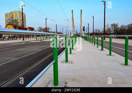 Freigabe der Königin-Editha-Brücke in Magdeburg Sachsen-Anhalt über die Zollelbe für alle Verkehrsarten, ist ein weiterer Abschnitt des Großbauprojektes fertig geworden. Ab März steht die erste der beiden neuen Brücken sowohl für den Kfz-Verkehr als auch für Fußgängerinnen und Fußgänger sowie Radfahrerinnen und Radfahrer zur Verfügung. Zudem wird es über die neue Anbindung der Straße, am Winterhafen eine weitere Möglichkeit geben, den Stadtpark zu erreichen. Die Inbetriebnahme der neuen Straßenbahnhaltestelle Zollbrücke auf der Brücke, um diese vom südlichen Werder aus direkt erreichen zu könn Stockfoto