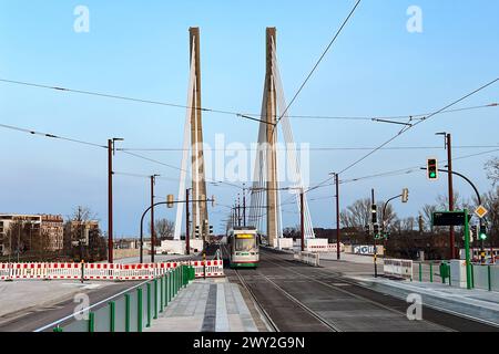 Freigabe der Königin-Editha-Brücke in Magdeburg Sachsen-Anhalt über die Zollelbe für alle Verkehrsarten, ist ein weiterer Abschnitt des Großbauprojektes fertig geworden. Ab März steht die erste der beiden neuen Brücken sowohl für den Kfz-Verkehr als auch für Fußgängerinnen und Fußgänger sowie Radfahrerinnen und Radfahrer zur Verfügung. Zudem wird es über die neue Anbindung der Straße, am Winterhafen eine weitere Möglichkeit geben, den Stadtpark zu erreichen. Die Inbetriebnahme der neuen Straßenbahnhaltestelle Zollbrücke auf der Brücke, um diese vom südlichen Werder aus direkt erreichen zu könn Stockfoto