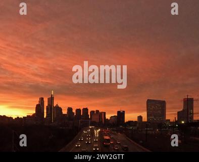 Die Sonne geht über Philadelphia auf, von der Spring Garden Bridge über dem Schuylkill Expressway aus gesehen. Stockfoto