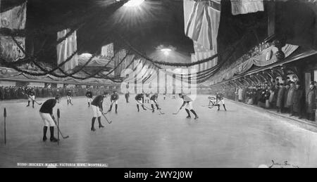 Vintage-Composite-Foto um 1890 Eishockeyspiel, Victoria Rink, mit dekorativen Bannern und einer großen Menschenmenge. Montreal, Kanada . Credits: George Horne Russell, Notman & Son Stockfoto