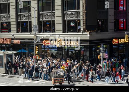 Der Times Square ist ein hektischer Ort voller Touristen aus der ganzen Welt, 2024, New York City, USA Stockfoto