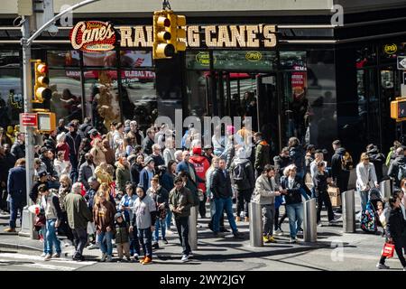 Der Times Square ist ein hektischer Ort voller Touristen aus der ganzen Welt, 2024, New York City, USA Stockfoto