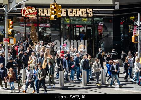 Der Times Square ist ein hektischer Ort voller Touristen aus der ganzen Welt, 2024, New York City, USA Stockfoto