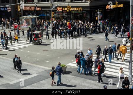 Der Times Square ist ein hektischer Ort voller Touristen aus der ganzen Welt, 2024, New York City, USA Stockfoto