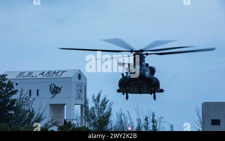 Das 160th Special Operations Aviation Regiment der US Army führt MH-47 Hubschrauberoperationen während des 2023 U.S. Army Special Operations Command Best Combat Diver Competition an der Special Forces Under Water Operations School auf der Naval Air Station Key West, Florida, am 26. September 2023 durch. (Foto der US-Armee von Spec. Cody Williams) Stockfoto