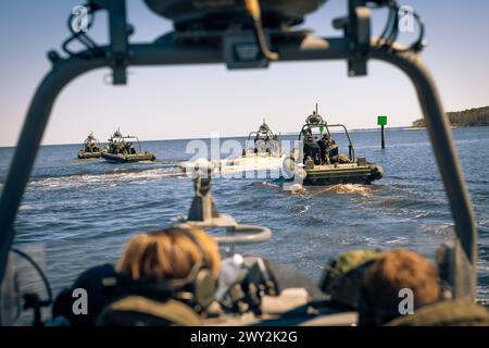 Korps Mariniers mit dem Royal Netherlands Marine Corps starten von den Docks der Marine Corps Air Station Cherry Point aus in schnellen Razzien und Spezialeinheiten während einer Live-Feuerübung in die Gewässer des Neuse River, North Carolina, 19. März 2023. Das Royal Netherlands Marine Corps nutzte MCAS Cherry Points Trainingsbereiche, um Live-Feuerübungen von See zu See und von See zu Land durchzuführen, was es den Korps Mariniers ermöglichte, ihre Fähigkeiten zu verfeinern und ihre Einsatzbereitschaft aufrechtzuerhalten. (Foto des U.S. Marine Corps von Lance CPL. Matthew Williams) Stockfoto