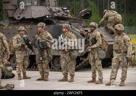 Soldaten der 5. Geschwader, 7. Kavallerie-Regiment, 1. Panzerbrigade Combat Team (5-7 CAV), 3. Infanterie-Division (3ID) nehmen am 2. April 2024 an einem Briefing für die Swamp Avenger Readiness Übung auf dem Hunter Army Airfield in Savannah, Georgia Teil. Sumpf Avenger bereitet 3ID-Soldaten auf zukünftige Einsätze auf der ganzen Welt vor. (Foto der US-Armee von PFC. Tiana Brown) Stockfoto