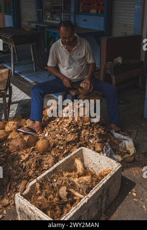 Balikpapan, Indonesien - 15. März 2024. Er macht seine Tätigkeit vor dem Stand. Stockfoto