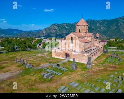 Sommertag in der Odzun-Kirche in Armenien Stockfoto