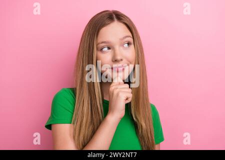 Foto-Porträt der hübschen Teenager Mädchen Touch Kinn Look Leere Raum tragen trendiges grünes Outfit isoliert auf rosa Farbe Hintergrund Stockfoto