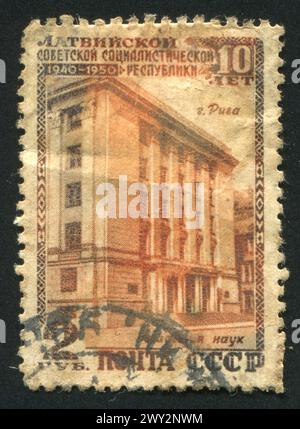 RUSSLAND - CA. 1950: Briefmarke gedruckt von Russland, zeigt die Lettische Akademie der Wissenschaften in Riga, ca. 1950 Stockfoto