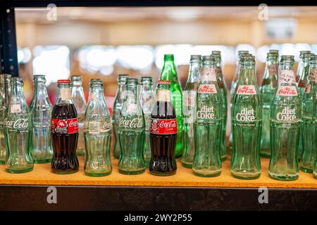 Alte alte Coca-Cola- oder Cola-Flaschen in einem Regal, zum Verkauf in einem Antiquitätengeschäft in Montgomery Alabama, USA. Stockfoto