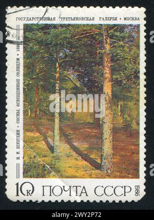RUSSLAND - CA. 1986: Briefmarke gedruckt von Russland, zeigt sonnendurchflutete Kiefern von Iwan Shishkin, ca. 1986 Stockfoto