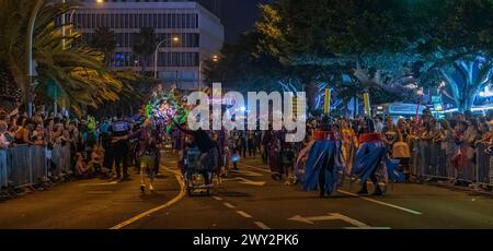 SANTA CRUZ DE TENERIFE, SPANIEN - 13. FEBRUAR 2024: COSO-Parade, Cavalcada - entlang der Avenida de Anaga, offizielles Ende des Karnevals. Herrlich warmer Abend Stockfoto