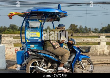 THAILAND, 23. März 2024, rasante Fahrt eines Eisverkäufers auf einem Motorrad mit Beiwagen Stockfoto