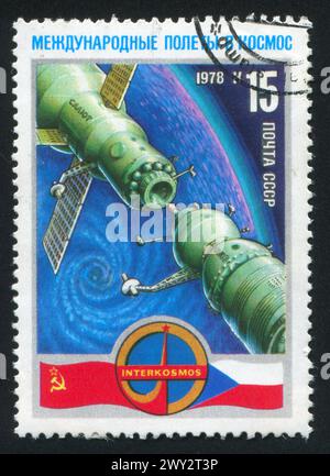 RUSSLAND - CA. 1978: Briefmarke gedruckt von Russland, zeigt Docking in Space, Intercosmos Emblem, ca. 1978 Stockfoto