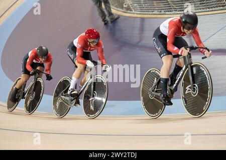 Los Angeles, Kalifornien, USA. April 2024. Kanadas Sprint-Team der Damen wurde Zweiter in der Qualifikation und in der Goldmedaillenrunde. (L-R) Lauriane Genest, Kelsey Mitchell und Sarah Orban. Quelle: Casey B. Gibson/Alamy Live News Stockfoto