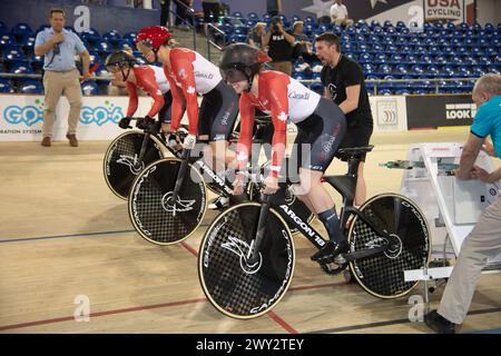 Los Angeles, Kalifornien, USA. April 2024. Das kanadische Frauenteam Starting (L-R) Lauriane Genest, Kelsey Mitchell und Sarah Orban. Quelle: Casey B. Gibson/Alamy Live News Stockfoto