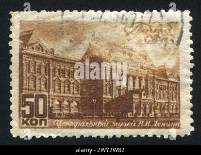 RUSSLAND - UM 1946: Briefmarke gedruckt von Russland, zeigt das Zentrallenin-Museum in Moskau, um 1946 Stockfoto