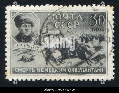 RUSSLAND - CA. 1942: Briefmarke gedruckt von Russland, zeigt Major General Dovator und Kosakenkavallerie in Aktion, ca. 1942 Stockfoto