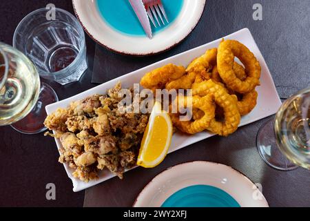 Beliebte spanische Vorspeise ist Tintenfisch a la romana und andalusische Baby-Tintenfische Stockfoto