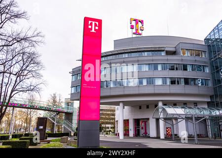 Das Logo vom Weltkonzern Deutsche Telekom AG, bestehend aus einer hochauflösenden LED Oberfläche mit beliebigen Motiven auf dem Dach der Konzernzentrale an der Friedrich Ebert Allee in Bonn. 03.04.2024 Bonn Gronau NRW Deutschland *** das Logo des Weltkonzerns Deutsche Telekom AG, bestehend aus einer hochauflösenden LED-Oberfläche mit beliebigem Motiv auf dem Dach des Firmensitzes in der Friedrich Ebert Allee in Bonn 03 04 2024 Bonn Gronau NRW Deutschland Copyright: xx Stockfoto