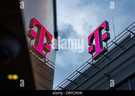 Das Logo vom Weltkonzern Deutsche Telekom AG, bestehend aus einer hochauflösenden LED Oberfläche mit beliebigen Motiven auf dem Dach der Konzernzentrale an der Friedrich Ebert Allee in Bonn. 03.04.2024 Bonn Gronau NRW Deutschland *** das Logo des Weltkonzerns Deutsche Telekom AG, bestehend aus einer hochauflösenden LED-Oberfläche mit beliebigem Motiv auf dem Dach des Firmensitzes in der Friedrich Ebert Allee in Bonn 03 04 2024 Bonn Gronau NRW Deutschland Copyright: xx Stockfoto