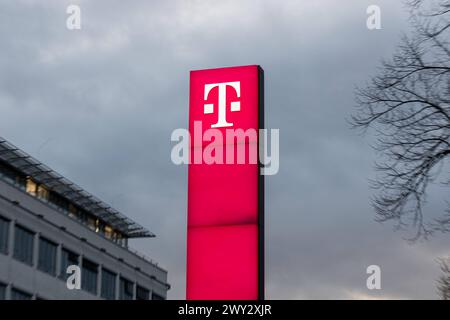 Das Logo vom Weltkonzern Deutsche Telekom AG an der Friedrich Ebert Allee in Bonn. 03.04.2024 Bonn Gronau NRW Deutschland *** das Logo der Deutschen Telekom AG auf der Friedrich Ebert Allee in Bonn 03 04 2024 Bonn Gronau NRW Deutschland Copyright: XBonn.digitalx/xMarcxJohnx Stockfoto