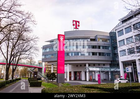 Das Logo vom Weltkonzern Deutsche Telekom AG, bestehend aus einer hochauflösenden LED Oberfläche mit beliebigen Motiven auf dem Dach der Konzernzentrale an der Friedrich Ebert Allee in Bonn. 03.04.2024 Bonn Gronau NRW Deutschland *** das Logo des Weltkonzerns Deutsche Telekom AG, bestehend aus einer hochauflösenden LED-Oberfläche mit beliebigem Motiv auf dem Dach des Firmensitzes in der Friedrich Ebert Allee in Bonn 03 04 2024 Bonn Gronau NRW Deutschland Copyright: xx Stockfoto