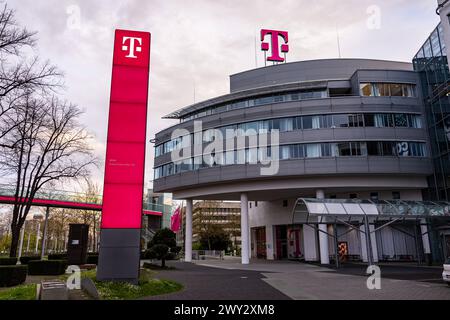 Das Logo vom Weltkonzern Deutsche Telekom AG, bestehend aus einer hochauflösenden LED Oberfläche mit beliebigen Motiven auf dem Dach der Konzernzentrale an der Friedrich Ebert Allee in Bonn. 03.04.2024 Bonn Gronau NRW Deutschland *** das Logo des Weltkonzerns Deutsche Telekom AG, bestehend aus einer hochauflösenden LED-Oberfläche mit beliebigem Motiv auf dem Dach des Firmensitzes in der Friedrich Ebert Allee in Bonn 03 04 2024 Bonn Gronau NRW Deutschland Copyright: xx Stockfoto