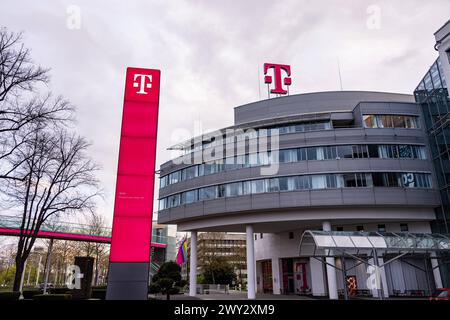 Das Logo vom Weltkonzern Deutsche Telekom AG, bestehend aus einer hochauflösenden LED Oberfläche mit beliebigen Motiven auf dem Dach der Konzernzentrale an der Friedrich Ebert Allee in Bonn. 03.04.2024 Bonn Gronau NRW Deutschland *** das Logo des Weltkonzerns Deutsche Telekom AG, bestehend aus einer hochauflösenden LED-Oberfläche mit beliebigem Motiv auf dem Dach des Firmensitzes in der Friedrich Ebert Allee in Bonn 03 04 2024 Bonn Gronau NRW Deutschland Copyright: xx Stockfoto