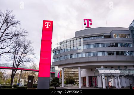 Das Logo vom Weltkonzern Deutsche Telekom AG, bestehend aus einer hochauflösenden LED Oberfläche mit beliebigen Motiven auf dem Dach der Konzernzentrale an der Friedrich Ebert Allee in Bonn. 03.04.2024 Bonn Gronau NRW Deutschland *** das Logo des Weltkonzerns Deutsche Telekom AG, bestehend aus einer hochauflösenden LED-Oberfläche mit beliebigem Motiv auf dem Dach des Firmensitzes in der Friedrich Ebert Allee in Bonn 03 04 2024 Bonn Gronau NRW Deutschland Copyright: xx Stockfoto