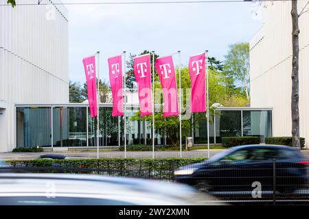 Das Logo vom Weltkonzern Deutsche Telekom AG, auf Fahnenmasten an der Friedrich Ebert Allee in Bonn. 03.04.2024 Bonn Gronau NRW Deutschland *** das Logo des Weltkonzerns Deutsche Telekom AG, auf Fahnenmasten auf der Friedrich Ebert Allee in Bonn 03 04 2024 Bonn Gronau NRW Deutschland Copyright: XBonn.digitalx/xMarcxJohnx Stockfoto