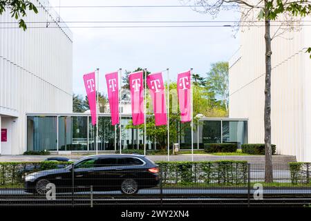 Das Logo vom Weltkonzern Deutsche Telekom AG, auf Fahnenmasten an der Friedrich Ebert Allee in Bonn. 03.04.2024 Bonn Gronau NRW Deutschland *** das Logo des Weltkonzerns Deutsche Telekom AG, auf Fahnenmasten auf der Friedrich Ebert Allee in Bonn 03 04 2024 Bonn Gronau NRW Deutschland Copyright: XBonn.digitalx/xMarcxJohnx Stockfoto